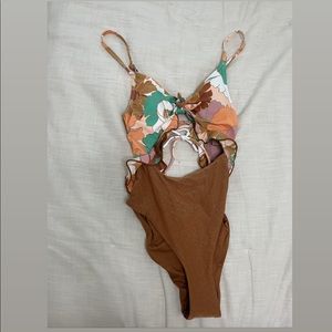 This is brand new from buckle!! A super cute tie back! This is a great swimsuit!